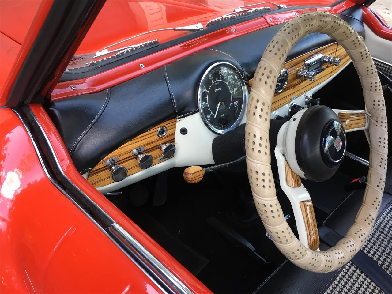 Nash-Metropolitan-1958-redWhite-BlackWhite-25