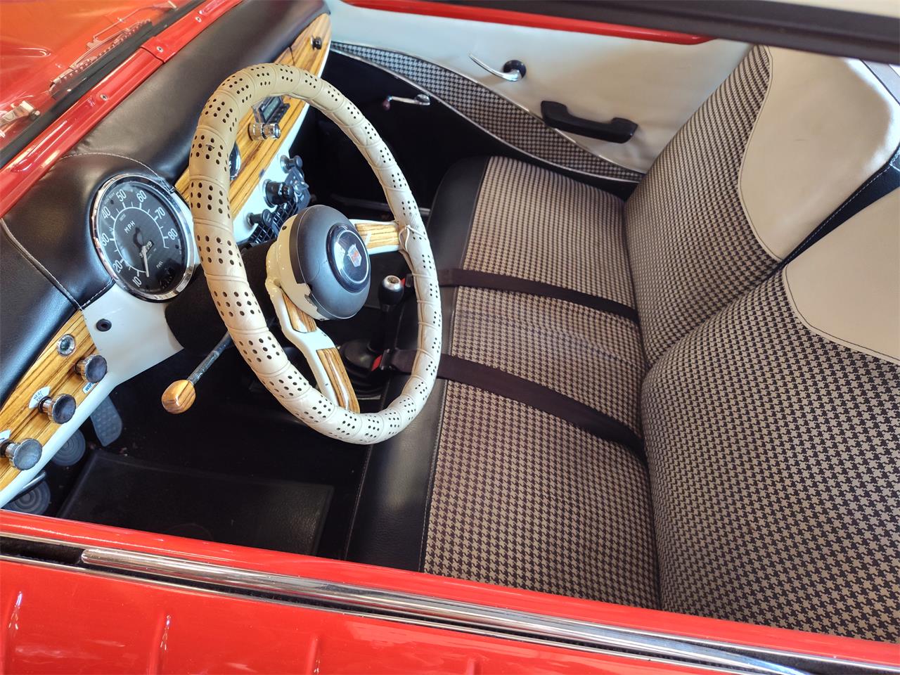 Nash-Metropolitan-1958-redWhite-BlackWhite-26
