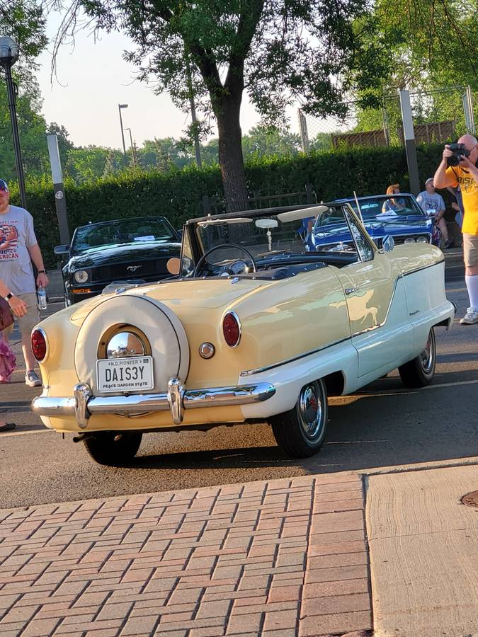 Nash-metropolitan-1960-yellow