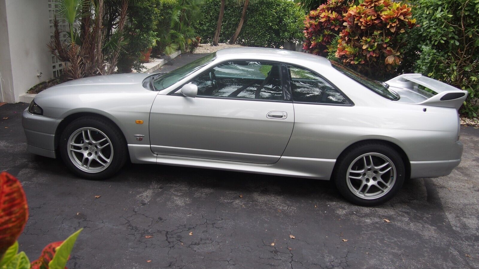 Nissan-GT-R-1995-Coupe-1