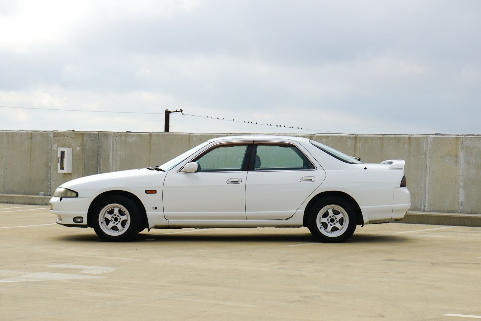 Nissan-Skyline-1995-Sedan-1