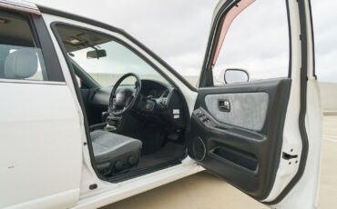 Nissan-Skyline-1995-Sedan-10