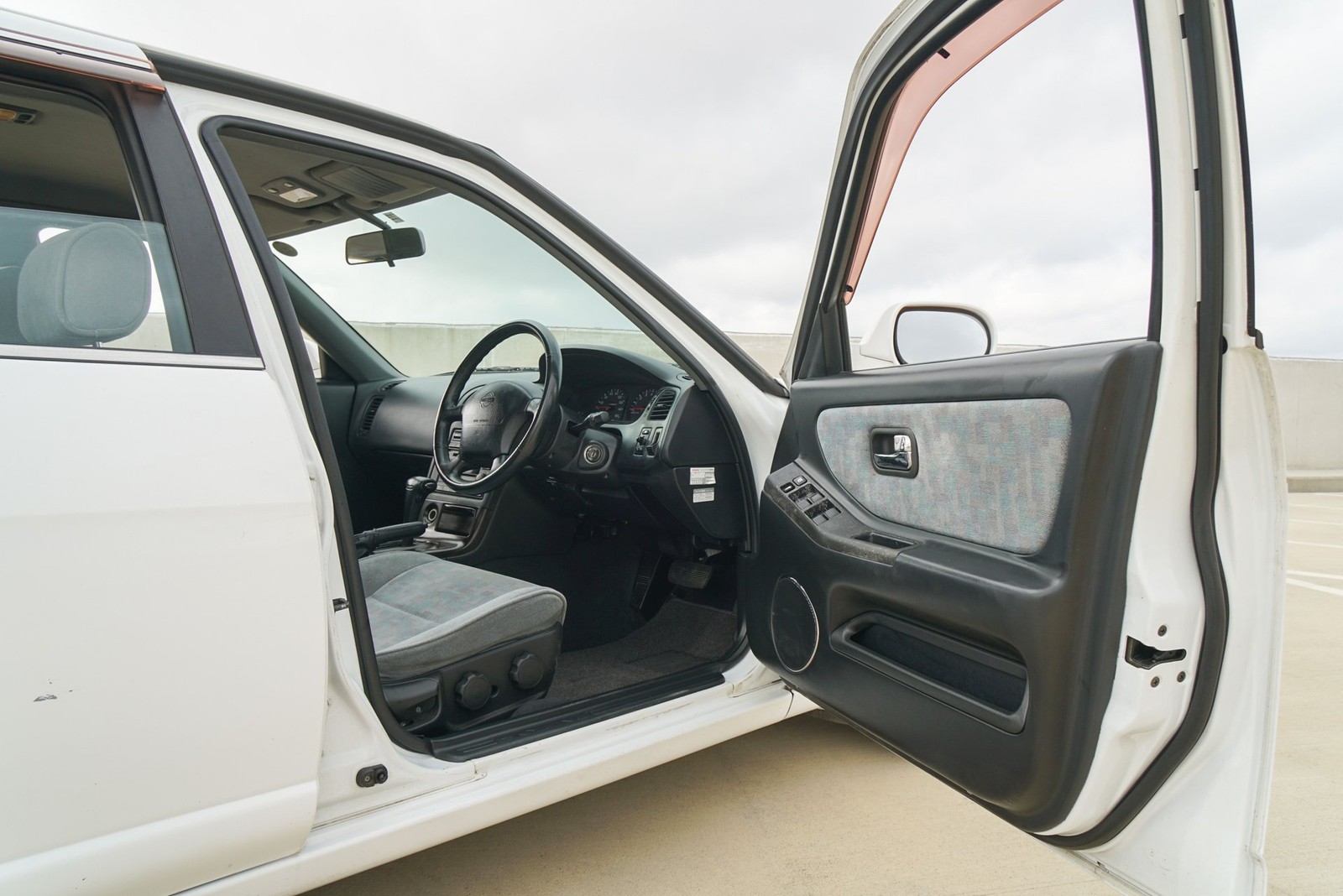 Nissan-Skyline-1995-Sedan-10
