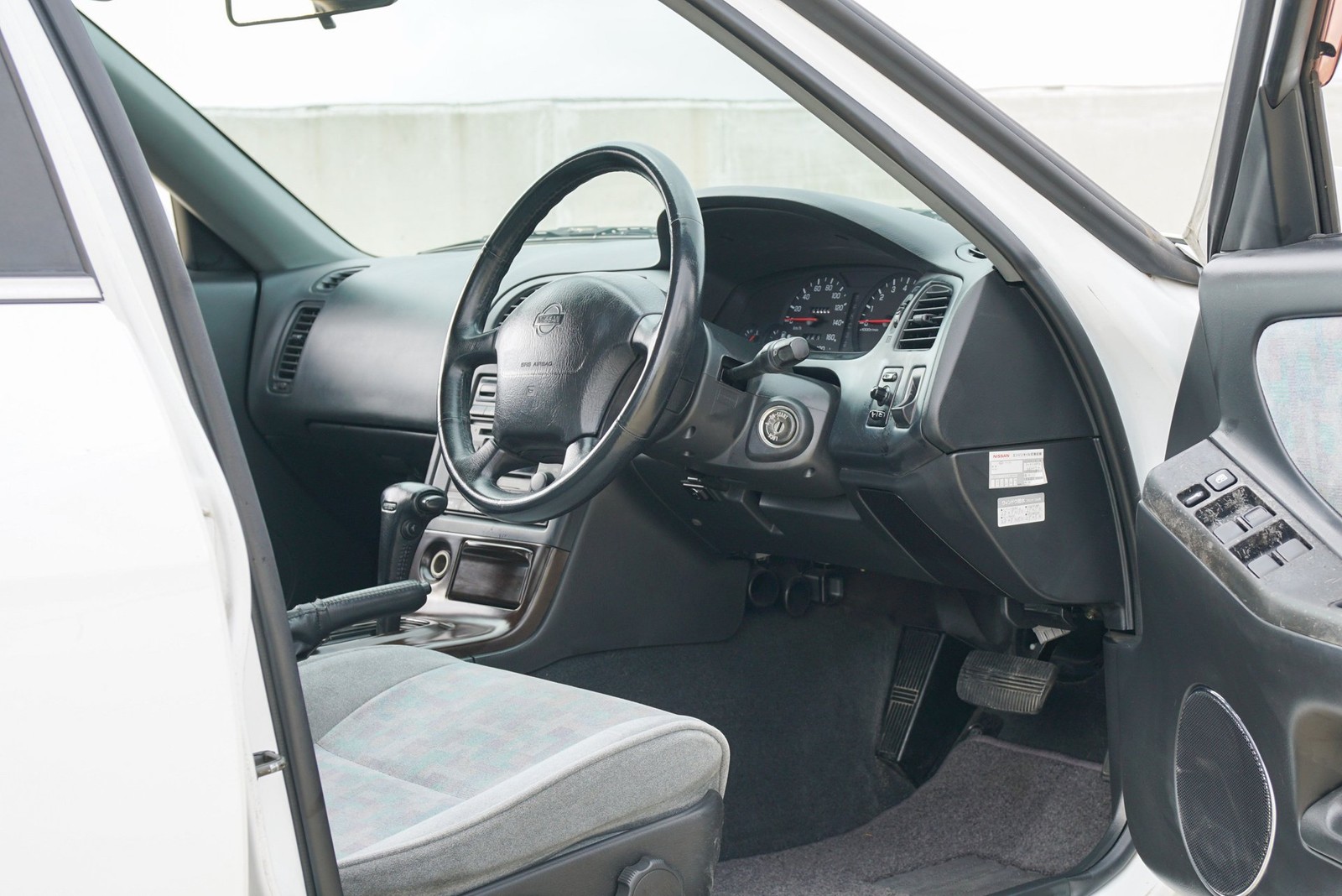 Nissan-Skyline-1995-Sedan-11