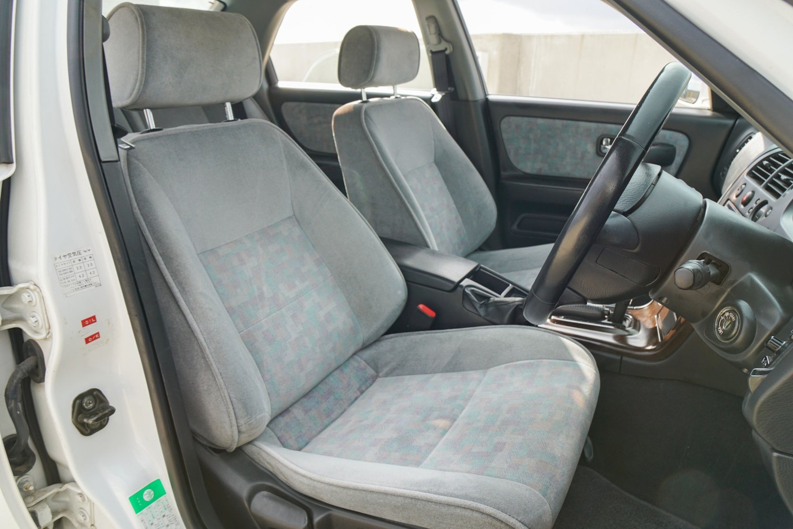 Nissan-Skyline-1995-Sedan-12