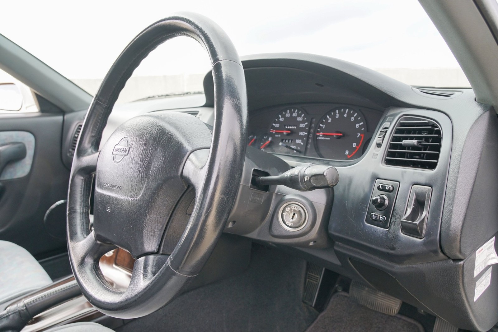 Nissan-Skyline-1995-Sedan-13