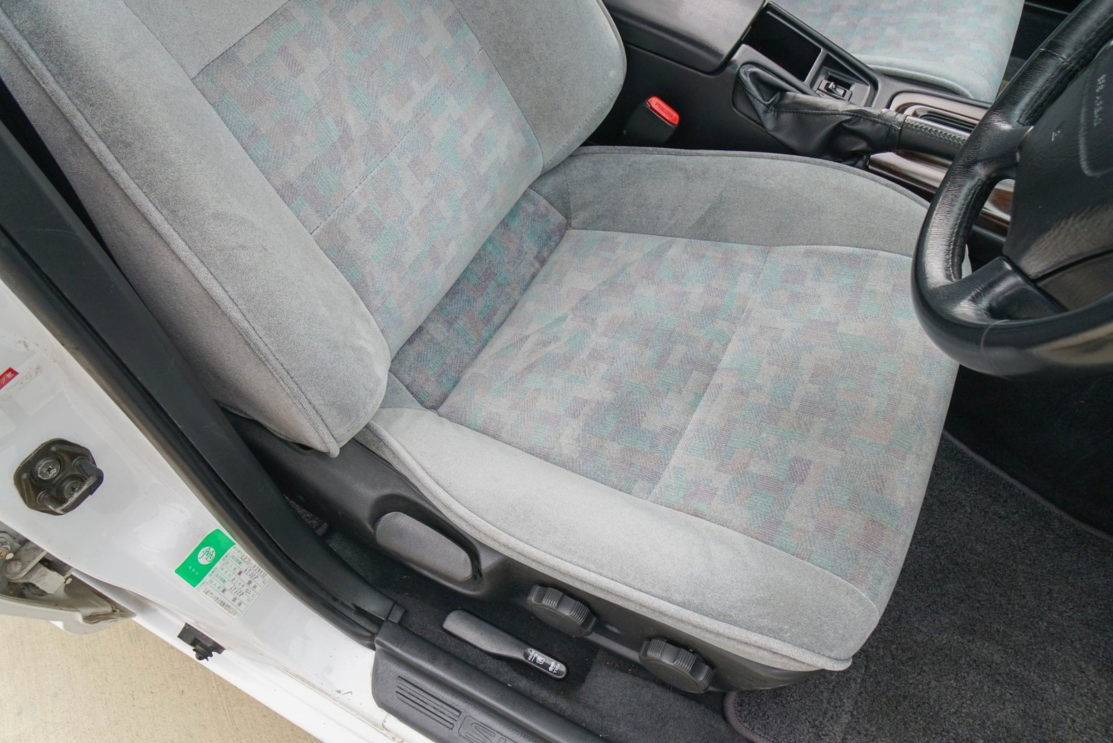 Nissan-Skyline-1995-Sedan-14