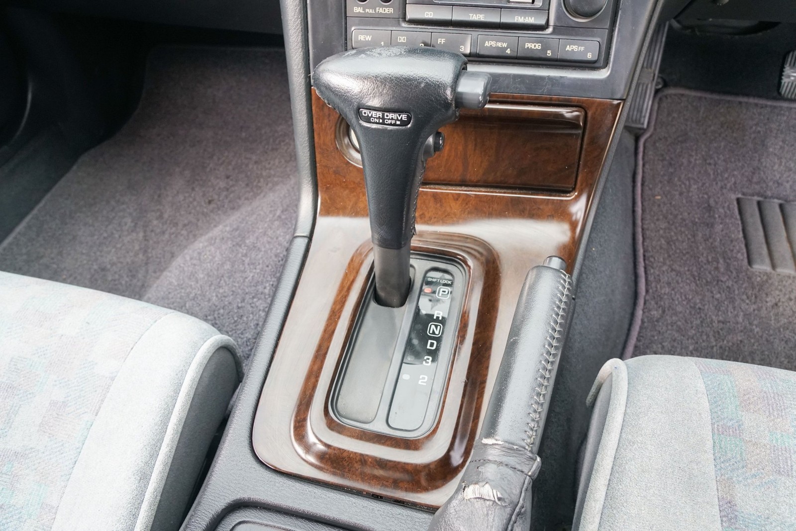Nissan-Skyline-1995-Sedan-17