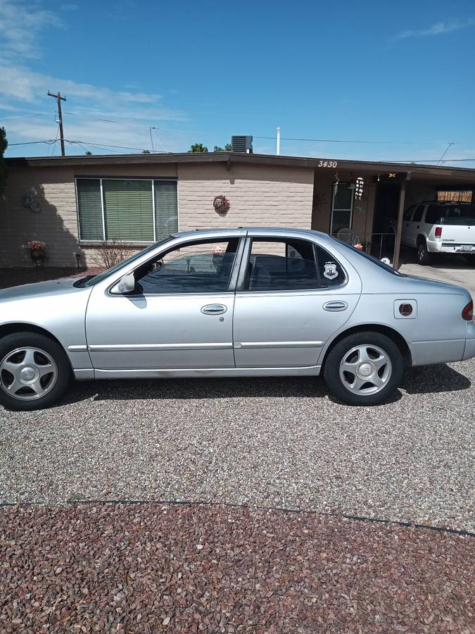 Nissan-altima-1995-grey
