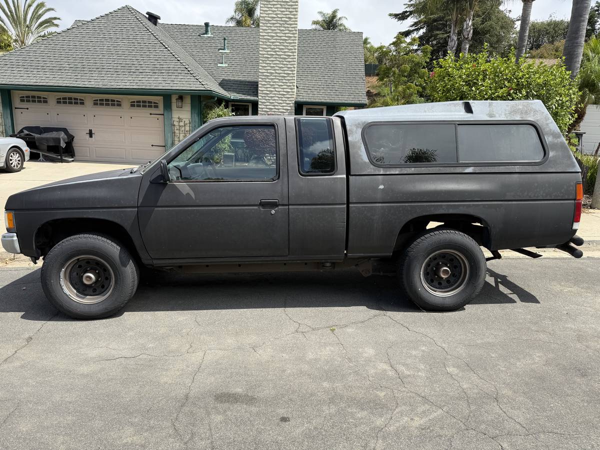 Nissan-d21-1992-black-1
