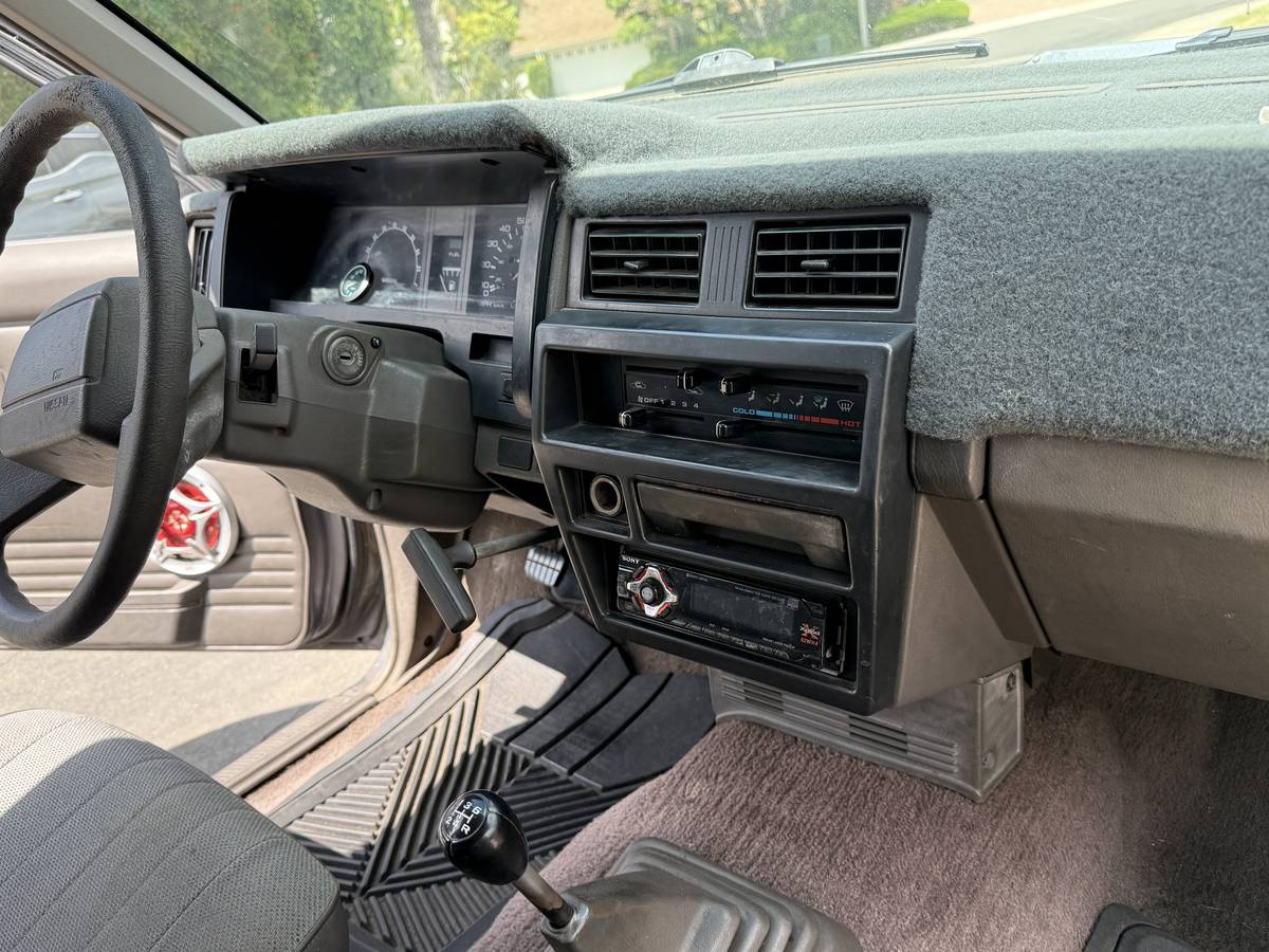 Nissan-d21-1992-black-10