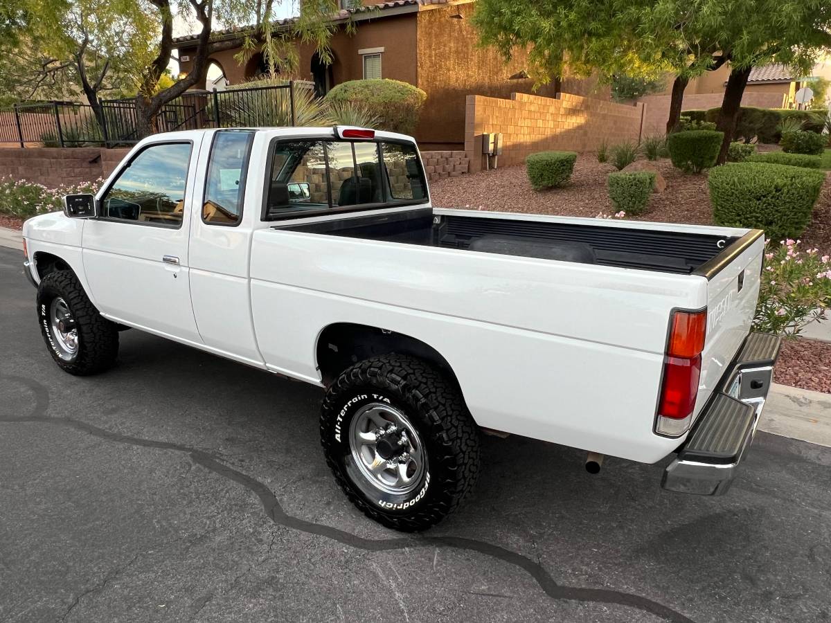 Nissan-d21-hardbody-1994-white-1