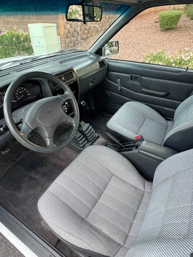 Nissan-d21-hardbody-1994-white-14