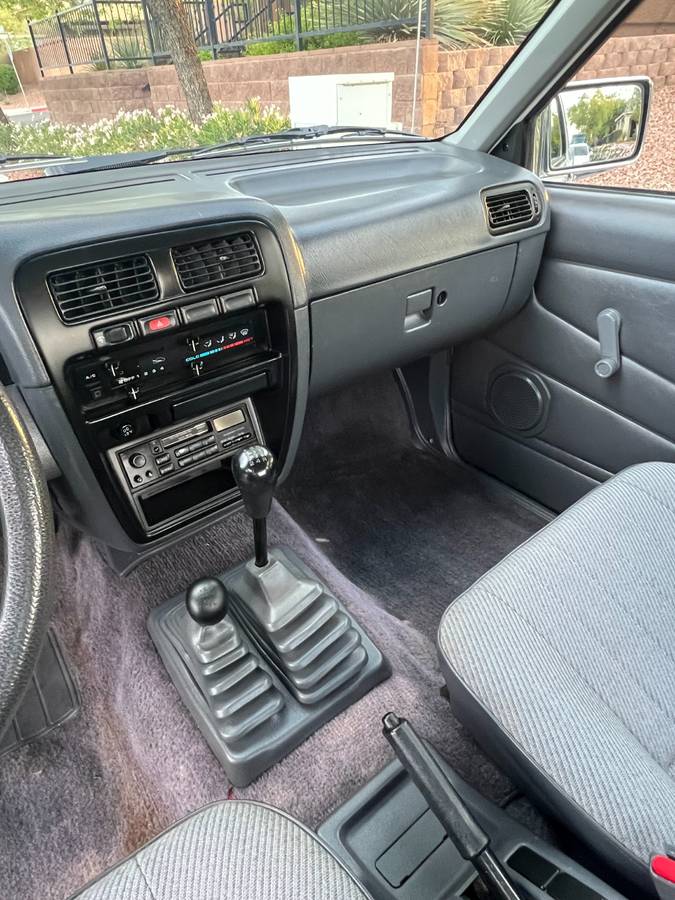 Nissan-d21-hardbody-1994-white-16