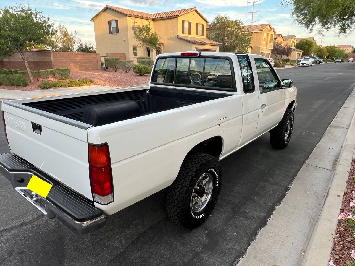 Nissan-d21-hardbody-1994-white-2