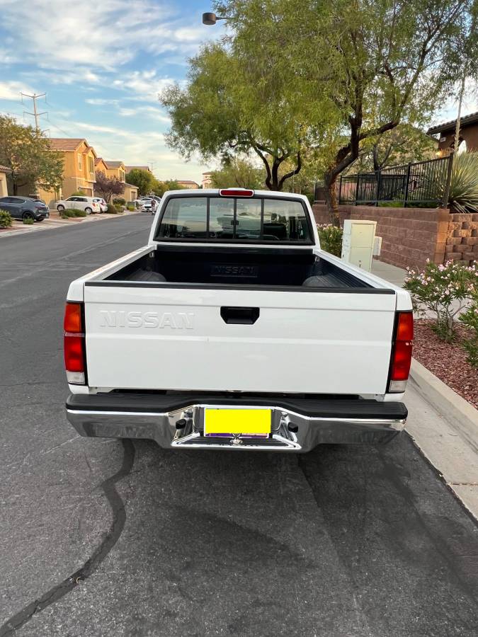 Nissan-d21-hardbody-1994-white-3