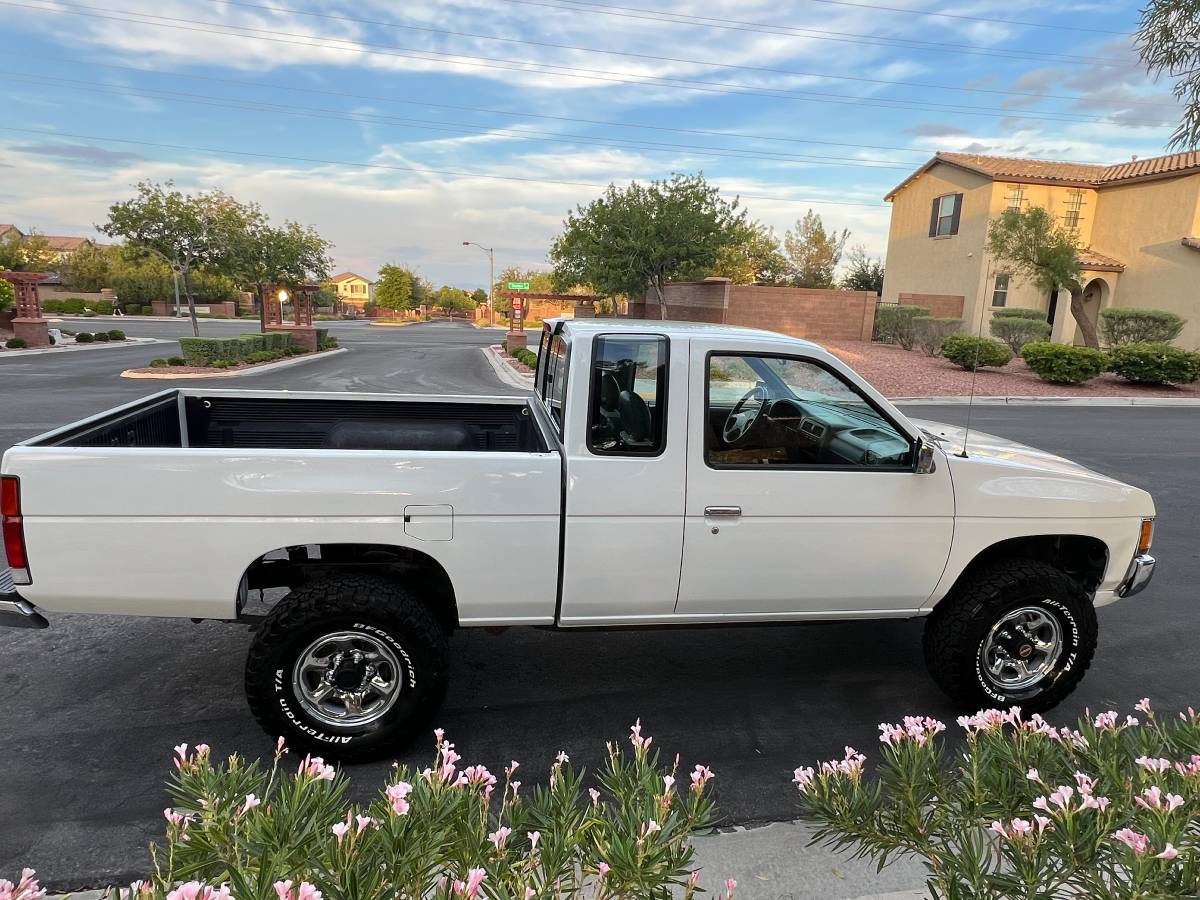 Nissan-d21-hardbody-1994-white-4