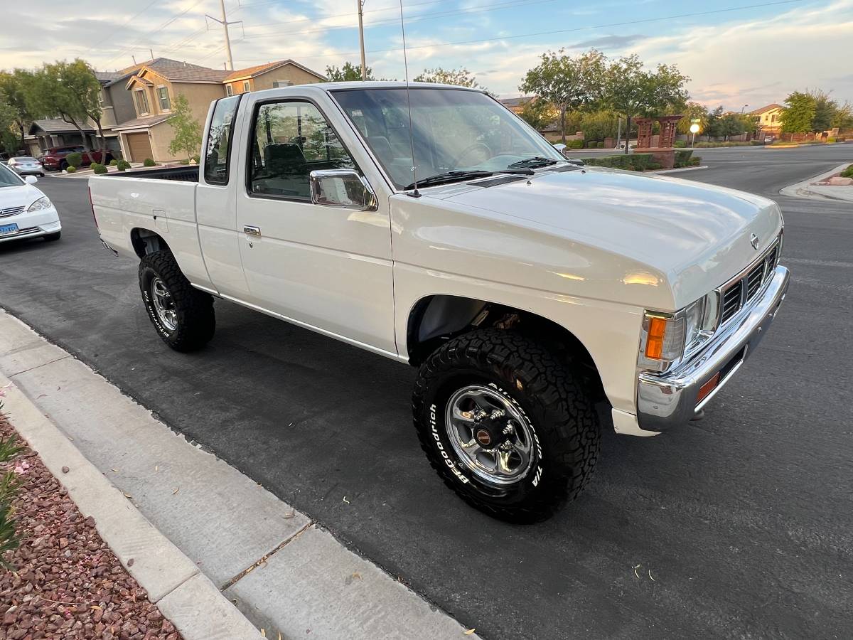 Nissan-d21-hardbody-1994-white-5