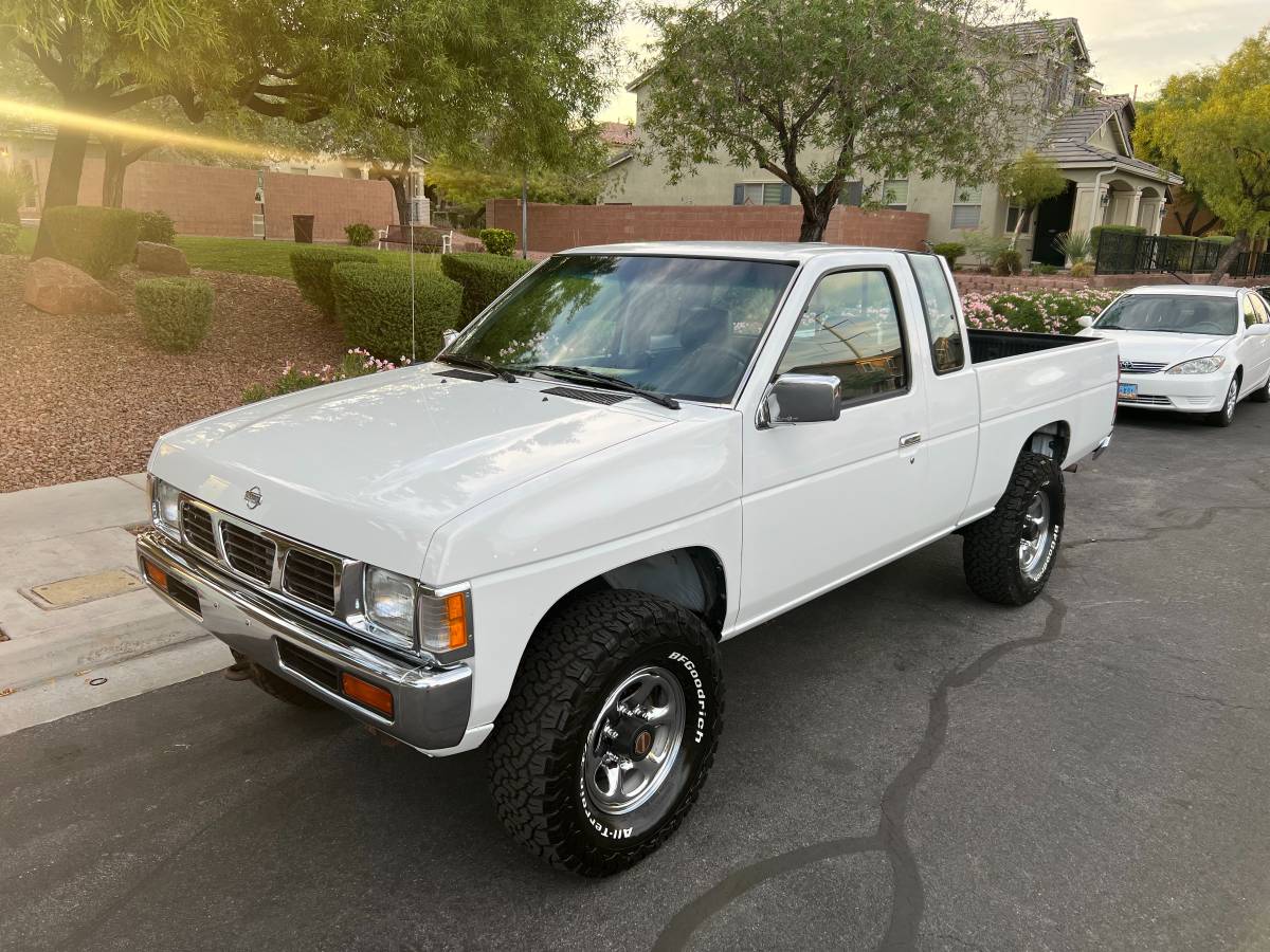 Nissan-d21-hardbody-1994-white-8