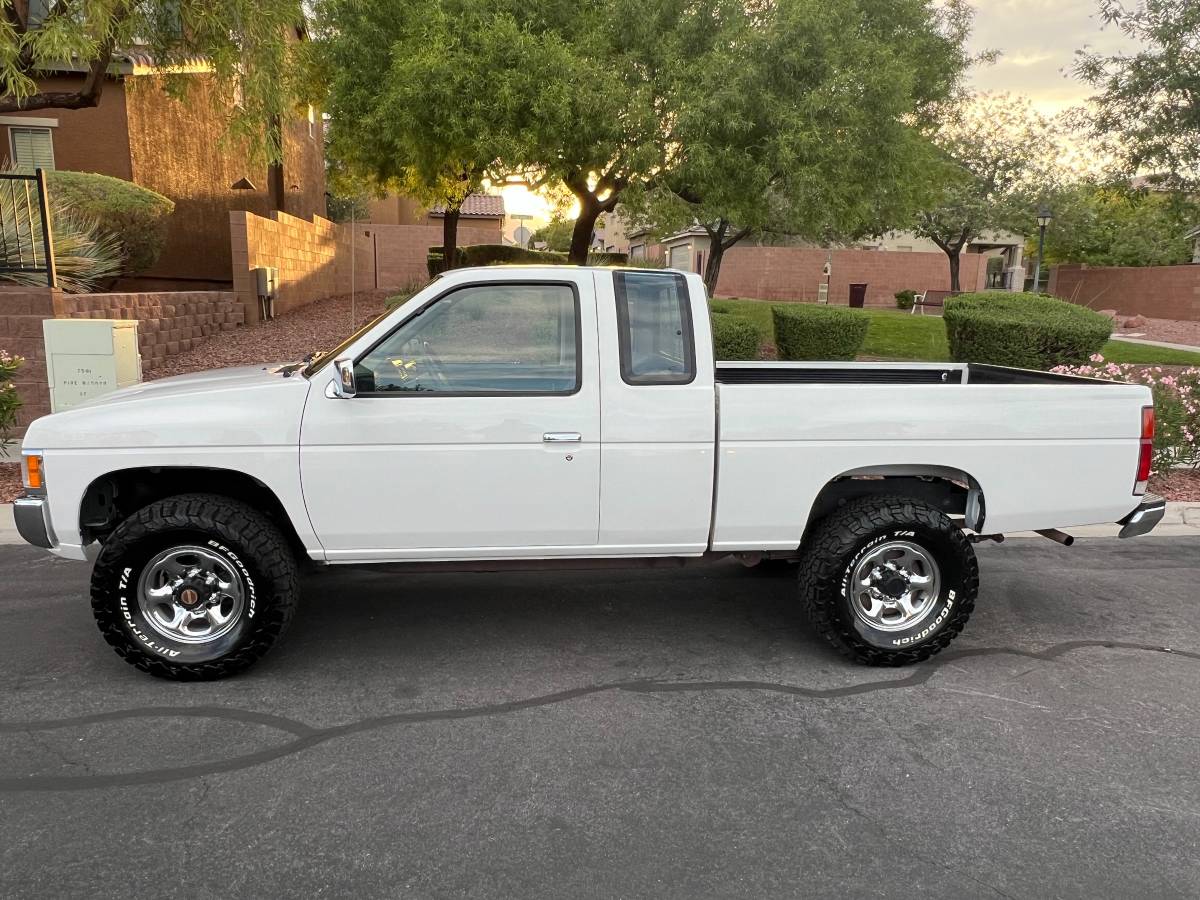 Nissan-d21-hardbody-1994-white