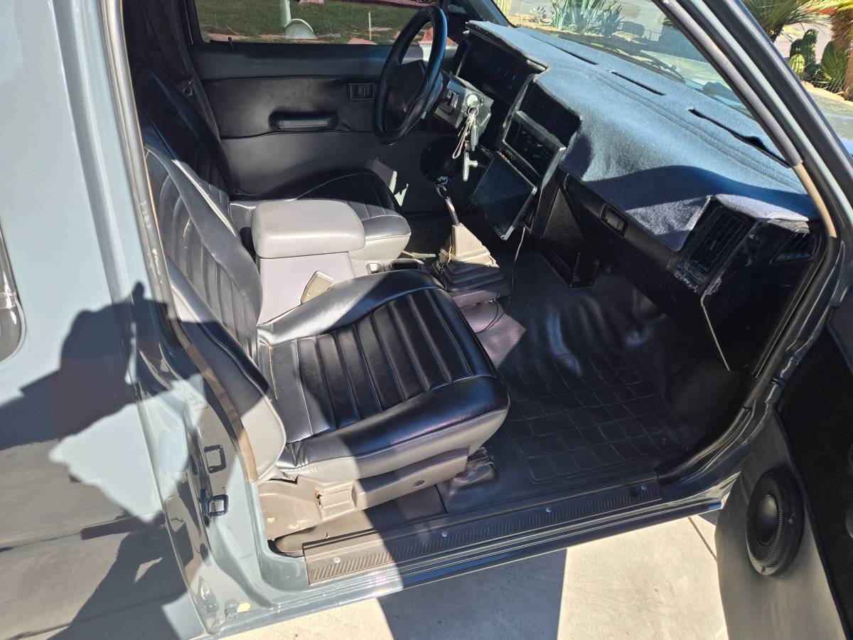 Nissan-d21-pickup-1986-custom-7