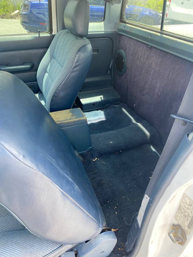 Nissan-frontier-king-cab-1995-white-8