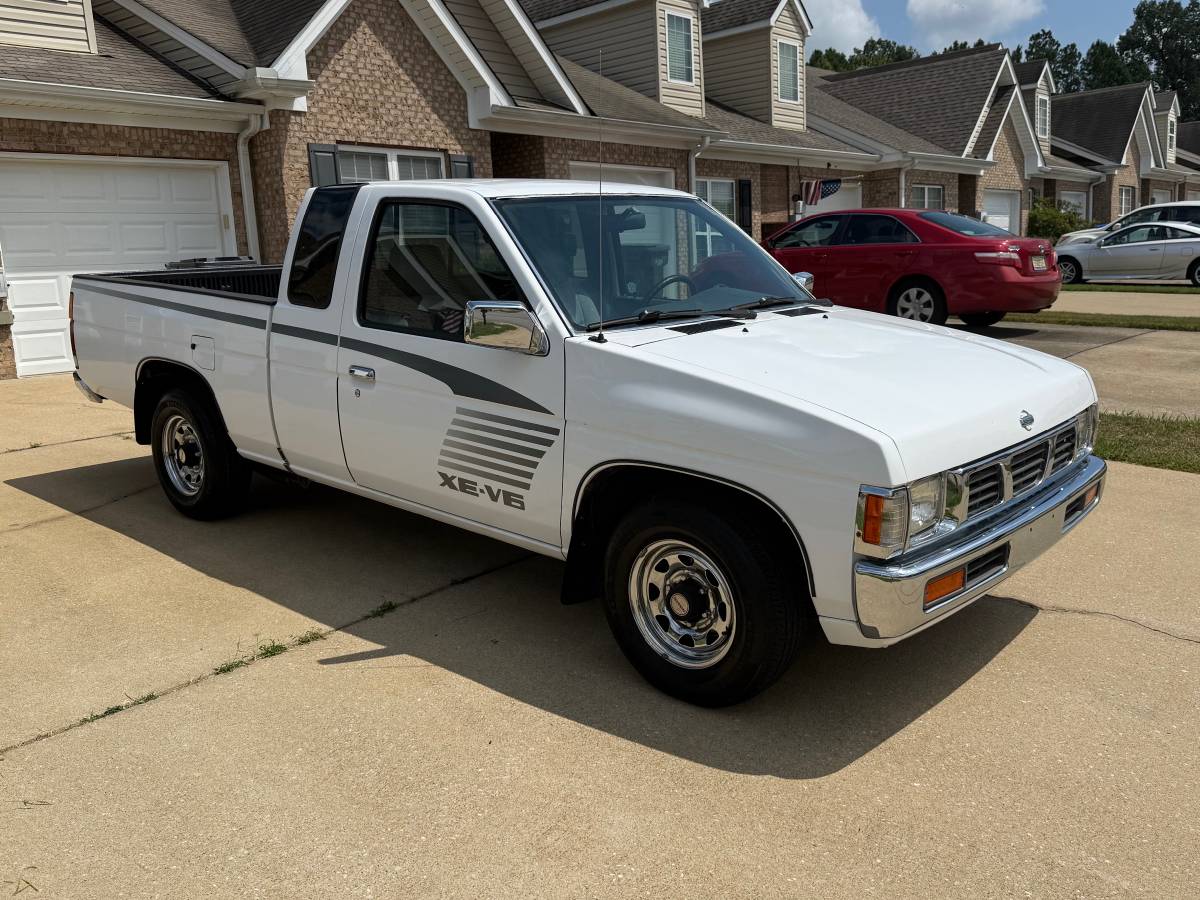 Nissan-kingcab-1995-white-1
