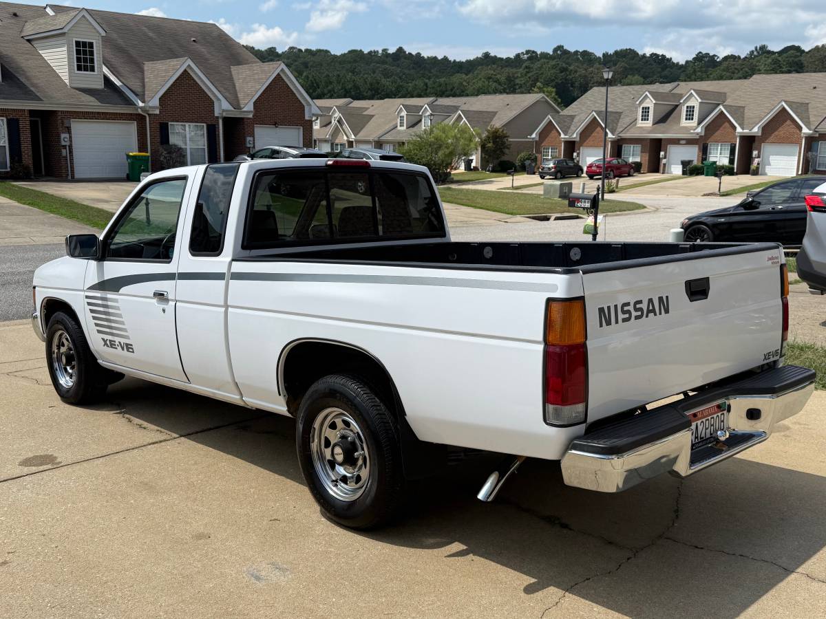Nissan-kingcab-1995-white-2