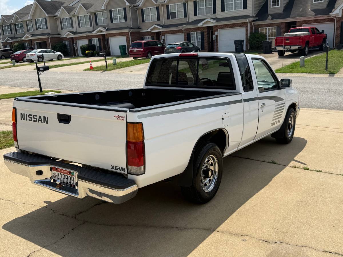 Nissan-kingcab-1995-white-3