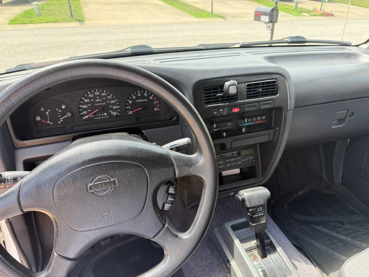 Nissan-kingcab-1995-white-6