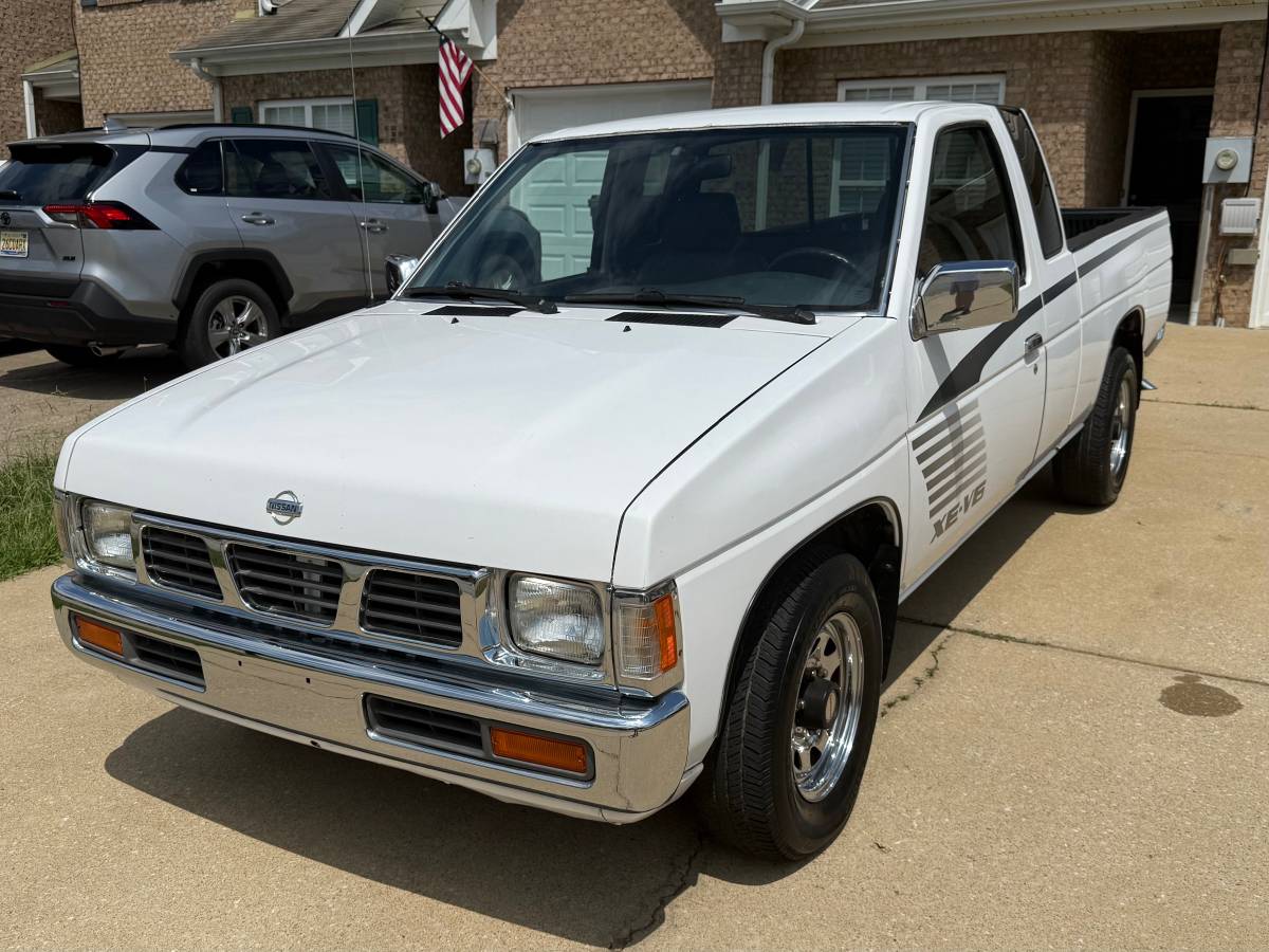 Nissan-kingcab-1995-white