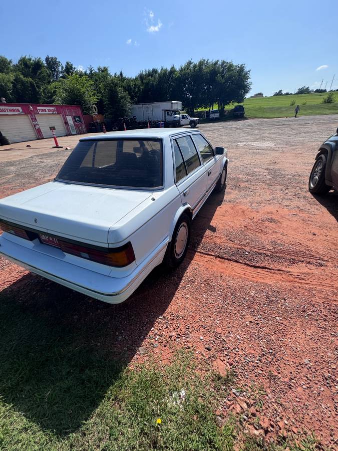 Nissan-maxima-1988-white-3