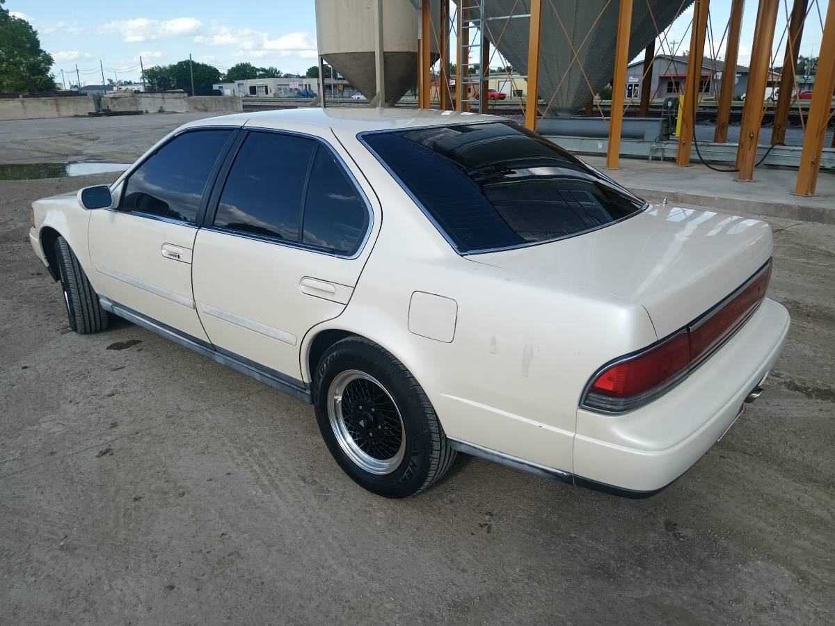 Nissan-maxima-1991-white-3