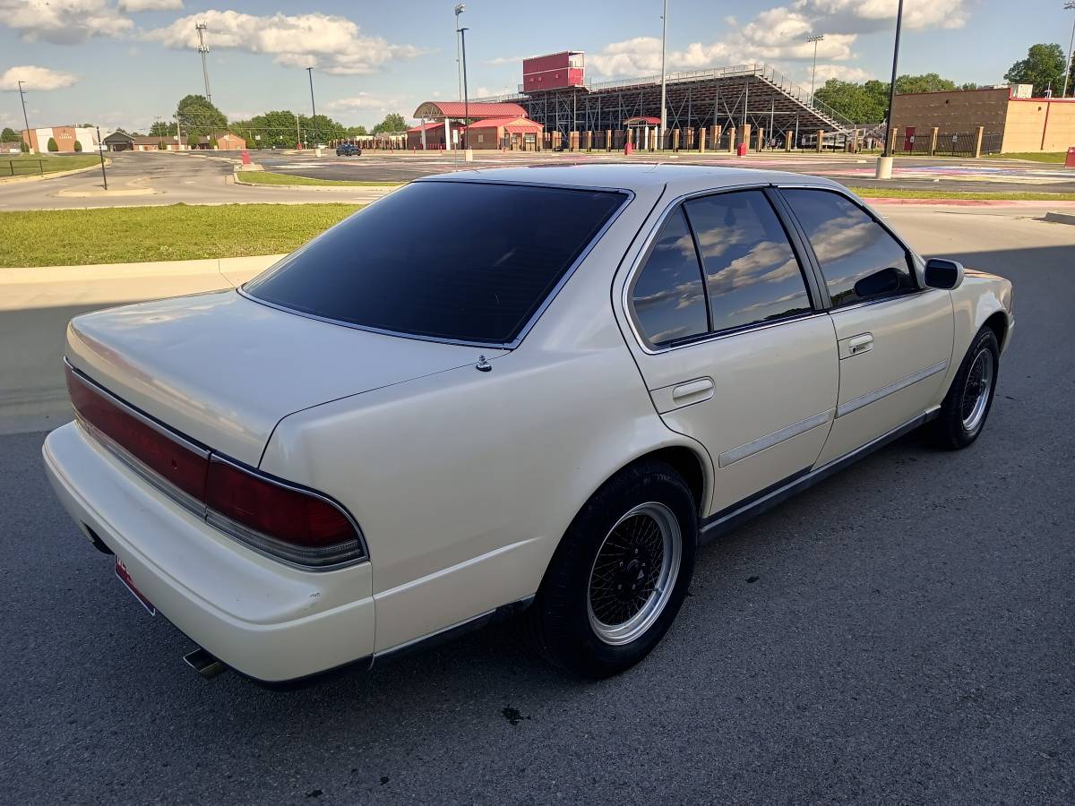 Nissan-maxima-1991-white-5