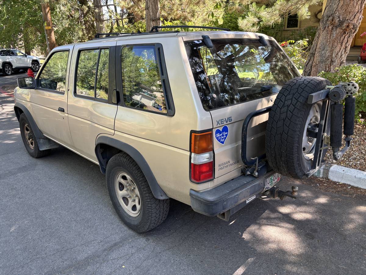 Nissan-pathfinder-1990-brown-1