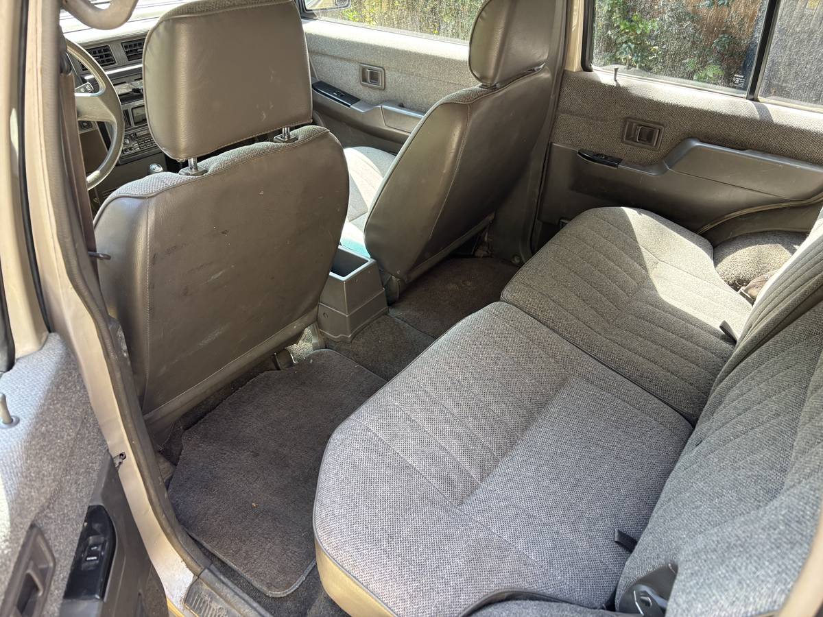 Nissan-pathfinder-1990-brown-11