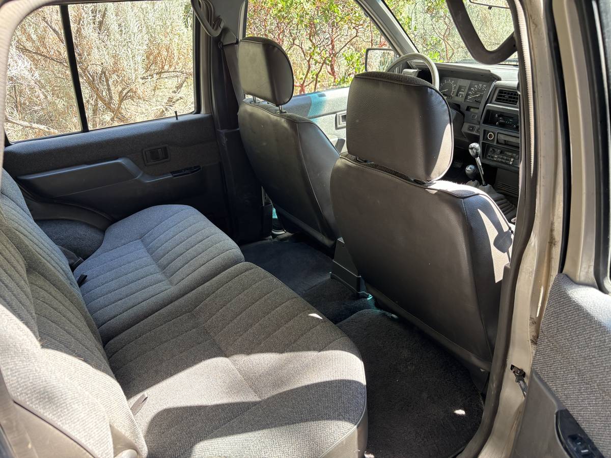 Nissan-pathfinder-1990-brown-12