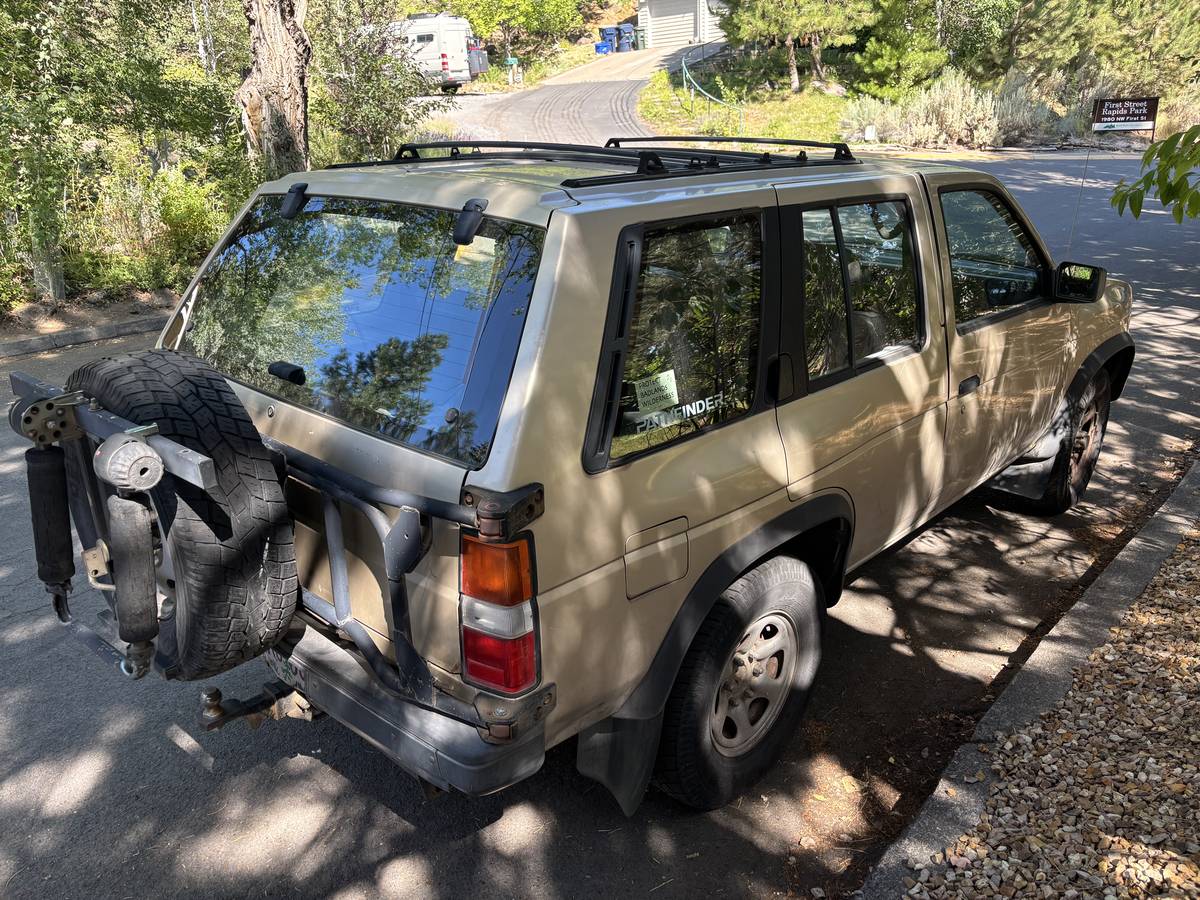 Nissan-pathfinder-1990-brown-2