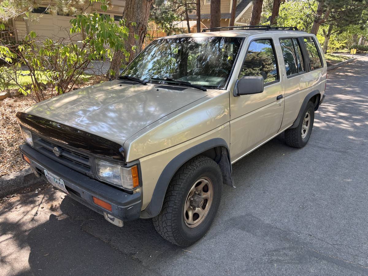 Nissan-pathfinder-1990-brown
