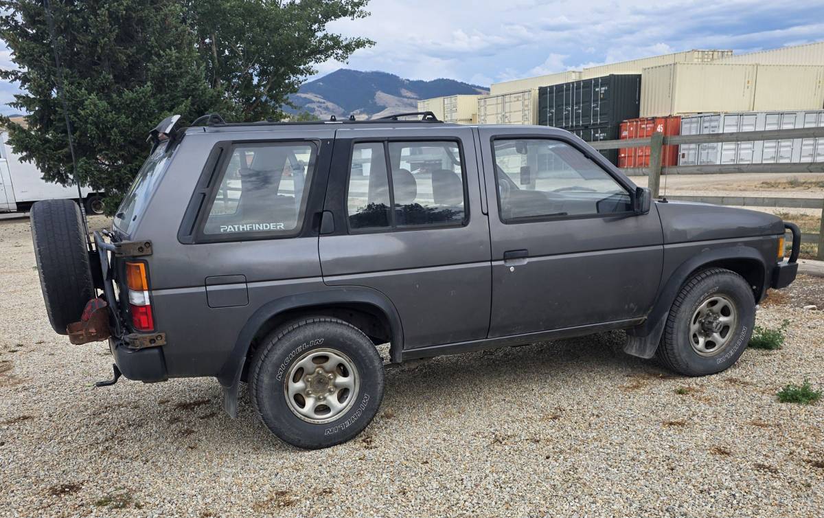 Nissan-pathfinder-1993-grey-2