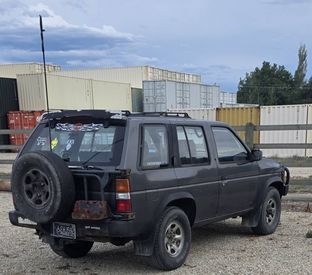 Nissan-pathfinder-1993-grey-3