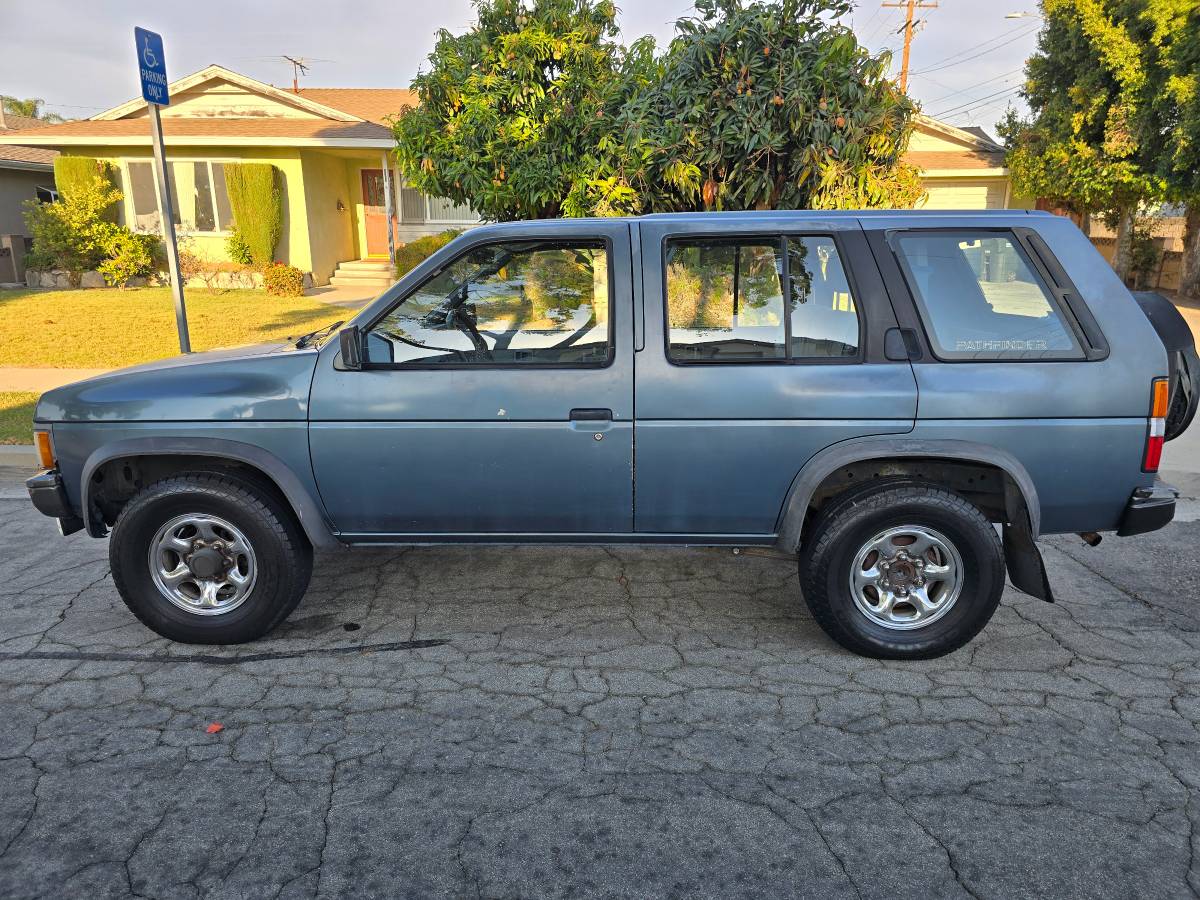 Nissan-pathfinder-xe-1992-1