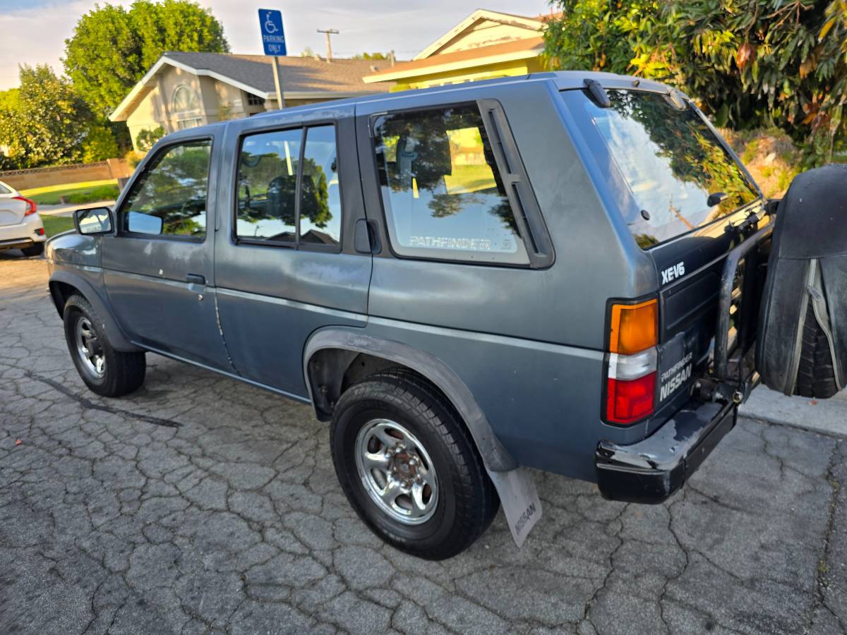 Nissan-pathfinder-xe-1992-2