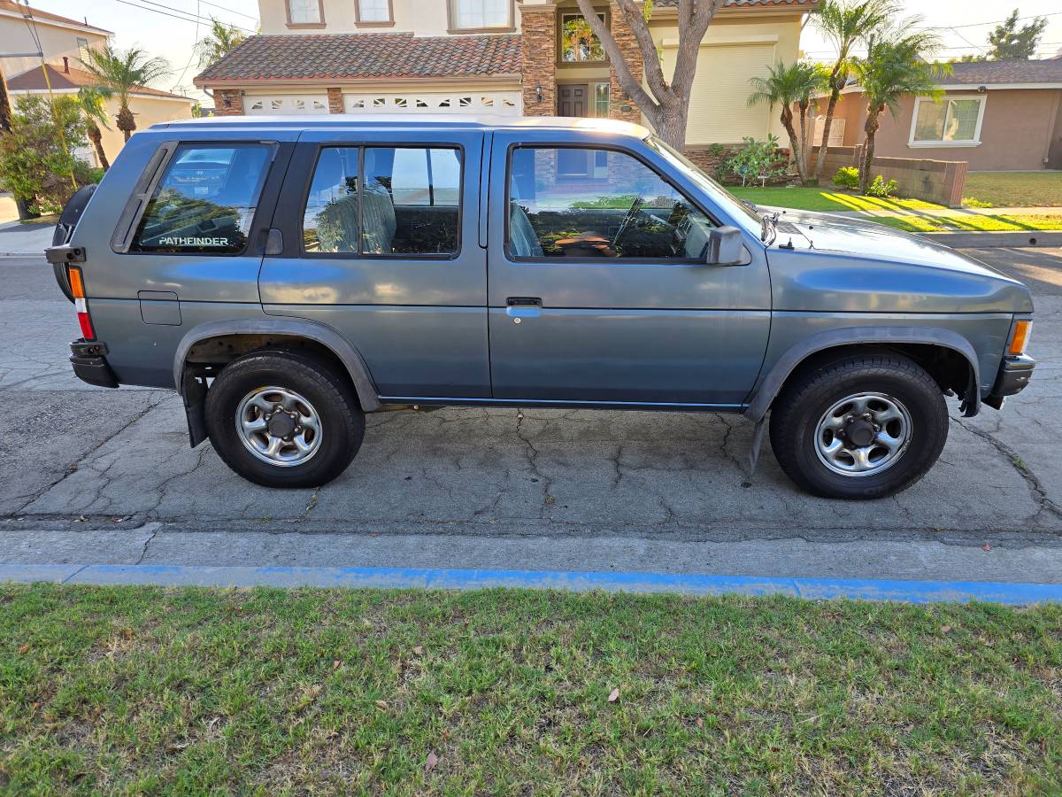 Nissan-pathfinder-xe-1992-4