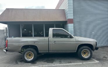 Nissan-pick-up-truck-1987-grey-1