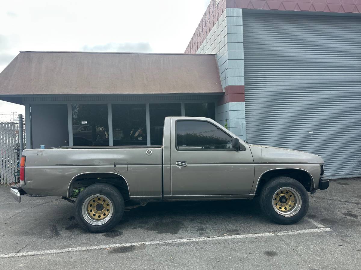 Nissan-pick-up-truck-1987-grey-1