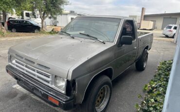 Nissan-pick-up-truck-1987-grey-2