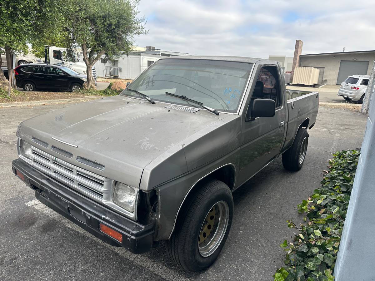 Nissan-pick-up-truck-1987-grey-2