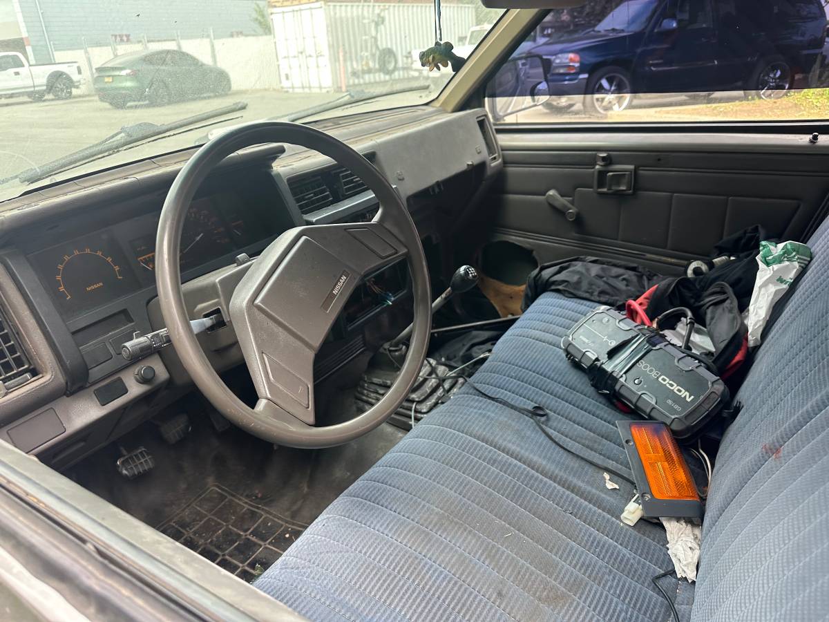 Nissan-pick-up-truck-1987-grey-3