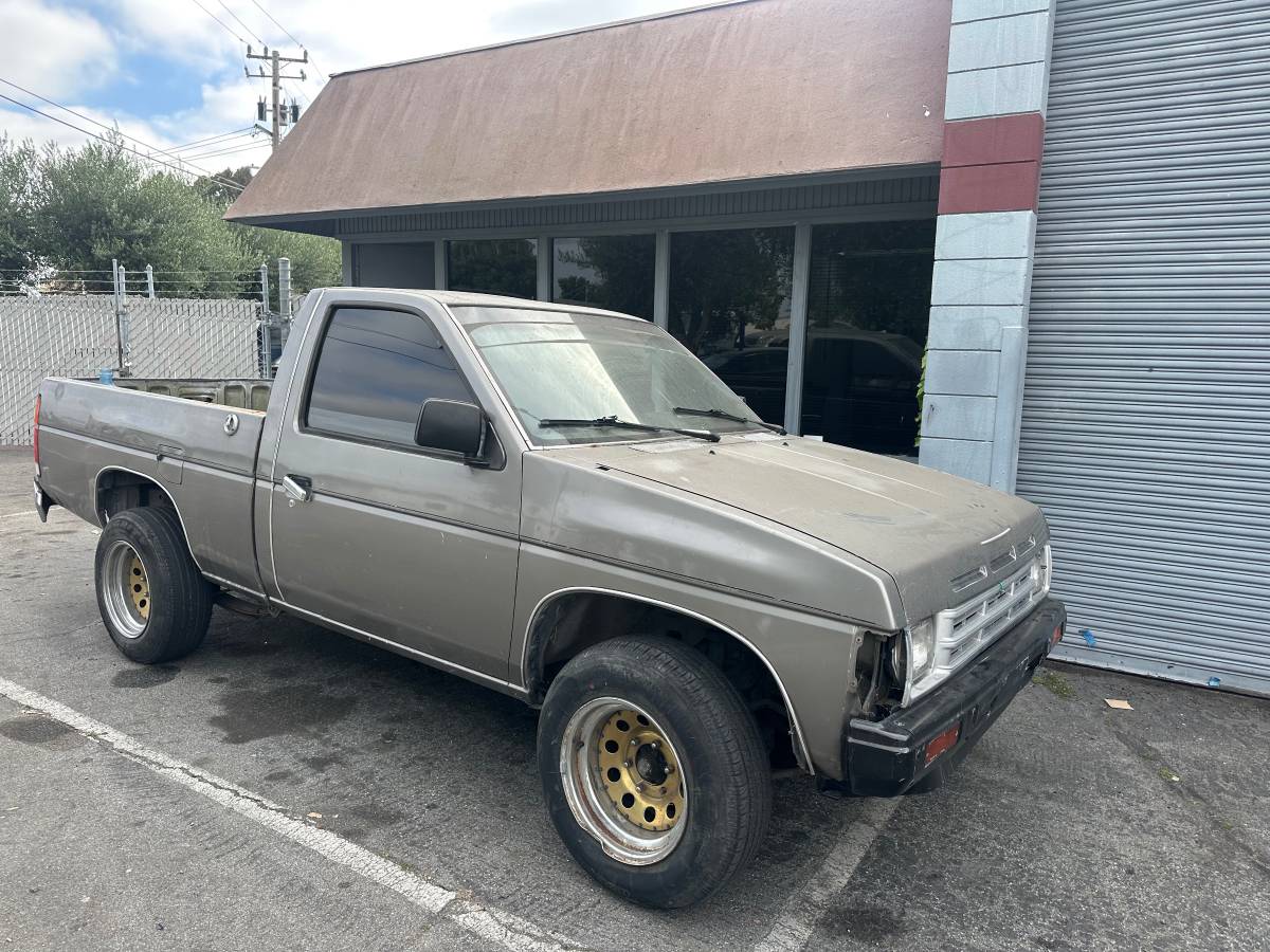 Nissan-pick-up-truck-1987-grey